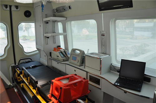 新绛县救护车内部